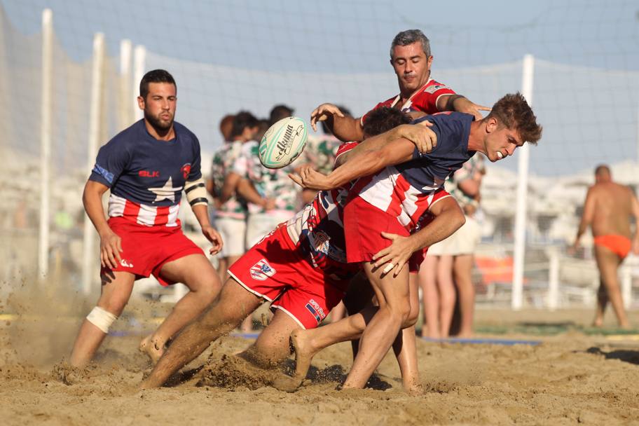 Off load perfetto per Gabriele Bronzini dei Crazy Crabsnella partita contro il Bari Beach Rugby. Fama